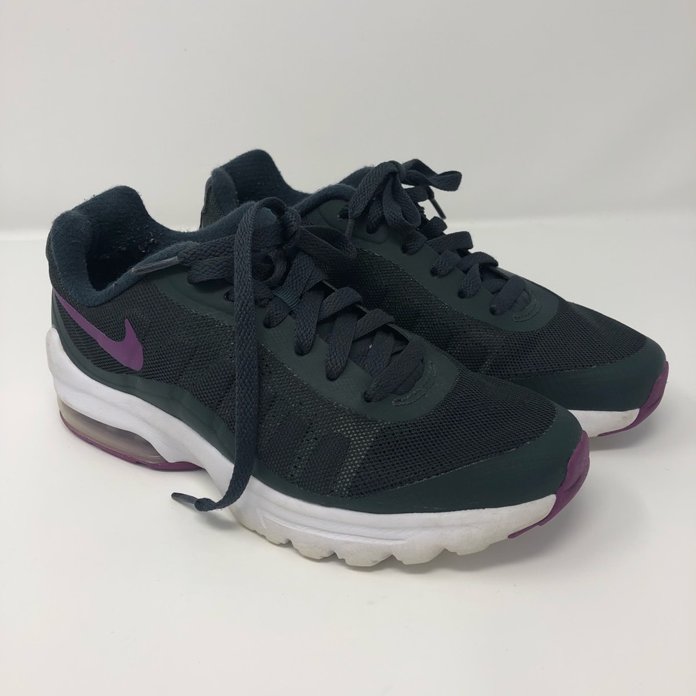 Women’s Nike Air Max Invigor SIZE: 6.5